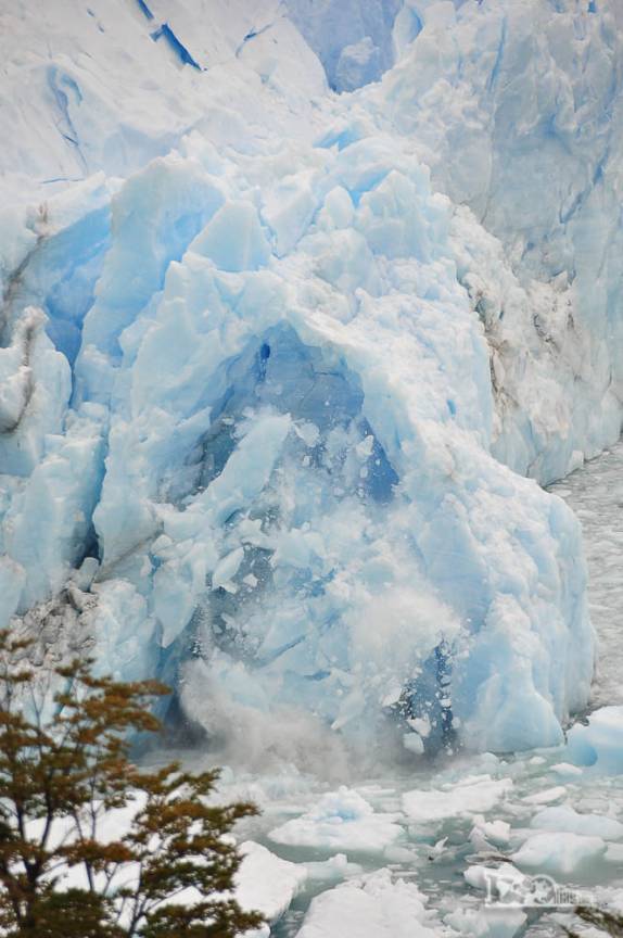 Um arco de gelo entra em colapso no glaciar Perito Moreno, no parque Nacional Los Glaciares, região de El Calafate, no sul da Argentina (foto 2 de 10)